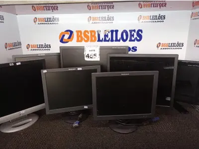 LOTE 455 - 07 MONITORES LCD MARCAS E MODELOS DIVERSOS. (NO ESTADO) ATENÇÃO! FAZER A VISITAÇÃO ANTES DE ARREMATAR, NÃO SABEMOS SE FUNCIONA. LEILÃO NÃO TEM GARANTIA E NEM DEVOLUÇÃO, SUJEITO A POSSÍVEIS AVARIAS VISÍVEIS/OCULTAS E/OU AUSÊNCIA DE COMPONENTES.
