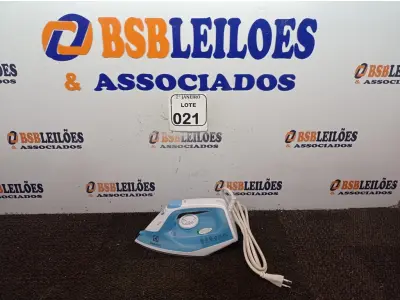 LOTE 021 - 01 FERRO A VAPOR P/ PASSAR ROUPAS ELECTROLUX COR BRANCA C/AZUL (NOVO). (NO ESTADO) ATENÇÃO! FAZER A VISITAÇÃO ANTES DE ARREMATAR, NÃO SABEMOS SE FUNCIONA. LEILÃO NÃO TEM GARANTIA E NEM DEVOLUÇÃO, SUJEITO A POSSÍVEIS AVARIAS VISÍVEIS/OCULTAS E/OU AUSÊNCIA DE COMPONENTES.