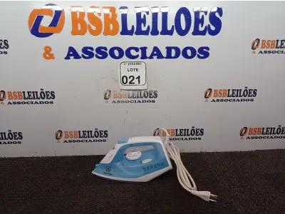 LOTE 021 - 01 FERRO A VAPOR P/ PASSAR ROUPAS ELECTROLUX COR BRANCA C/AZUL (NOVO). (NO ESTADO) ATENÇÃO! FAZER A VISITAÇÃO ANTES DE ARREMATAR, NÃO SABEMOS SE FUNCIONA. LEILÃO NÃO TEM GARANTIA E NEM DEVOLUÇÃO, SUJEITO A POSSÍVEIS AVARIAS VISÍVEIS/OCULTAS E/OU AUSÊNCIA DE COMPONENTES.