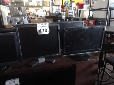LOTE 470 - 08 MONITORES LCD MARCAS E MODELOS DIVERSOS. (NO ESTADO) ATENÇÃO! FAZER A VISITAÇÃO ANTES DE ARREMATAR, NÃO SABEMOS SE FUNCIONA. LEILÃO NÃO TEM GARANTIA E NEM DEVOLUÇÃO, SUJEITO A POSSÍVEIS AVARIAS VISÍVEIS/OCULTAS E/OU AUSÊNCIA DE COMPONENTES.