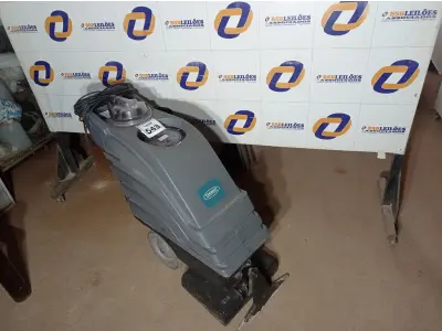 LOTE 543 - 01 LAVADORA DE CARPETES INDUSTRIAL MARCA TENNANT. (NO ESTADO) ATENÇÃO! FAZER A VISITAÇÃO ANTES DE ARREMATAR, NÃO SABEMOS SE FUNCIONA. LEILÃO NÃO TEM GARANTIA E NEM DEVOLUÇÃO, SUJEITO A POSSÍVEIS AVARIAS VISÍVEIS/OCULTAS E/OU AUSÊNCIA DE COMPONENTES.