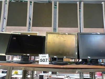 LOTE 507 - 07 MONITORES LCD MARCAS E MODELOS DIVERSOS. (NO ESTADO) ATENÇÃO! FAZER A VISITAÇÃO ANTES DE ARREMATAR, NÃO SABEMOS SE FUNCIONA. LEILÃO NÃO TEM GARANTIA E NEM DEVOLUÇÃO, SUJEITO A POSSÍVEIS AVARIAS VISÍVEIS/OCULTAS E/OU AUSÊNCIA DE COMPONENTES.