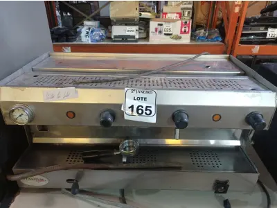 LOTE 165 - 01 MÁQUINA DE CAFÉ EXPRESSO EM INOX INDUSTRIAL. (NO ESTADO) ATENÇÃO! FAZER A VISITAÇÃO ANTES DE ARREMATAR, NÃO SABEMOS SE FUNCIONA. LEILÃO NÃO TEM GARANTIA E NEM DEVOLUÇÃO, SUJEITO A POSSÍVEIS AVARIAS VISÍVEIS/OCULTAS E/OU AUSÊNCIA DE COMPONENTES.