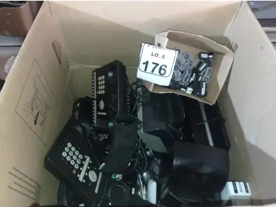 LOTE 176 - 01 CAIXA COM ELETRÔNICOS DIVERSOS E ÓCULOS 3D SONY. (NO ESTADO) ATENÇÃO! FAZER A VISITAÇÃO ANTES DE ARREMATAR, NÃO SABEMOS SE FUNCIONA. LEILÃO NÃO TEM GARANTIA E NEM DEVOLUÇÃO, SUJEITO A POSSÍVEIS AVARIAS VISÍVEIS/OCULTAS E/OU AUSÊNCIA DE COMPONENTES.