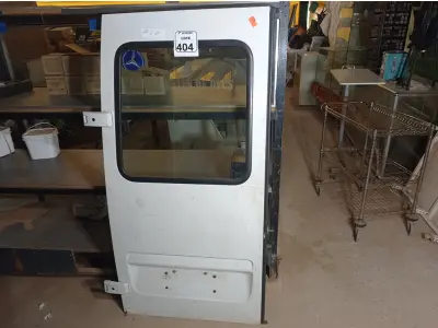 LOTE 404 - 01 PORTA DE VAN SPRINGER MERCEDES BENZ. (NO ESTADO) ATENÇÃO! FAZER A VISITAÇÃO ANTES DE ARREMATAR, NÃO SABEMOS SE FUNCIONA. LEILÃO NÃO TEM GARANTIA E NEM DEVOLUÇÃO, SUJEITO A POSSÍVEIS AVARIAS VISÍVEIS/OCULTAS E/OU AUSÊNCIA DE COMPONENTES.