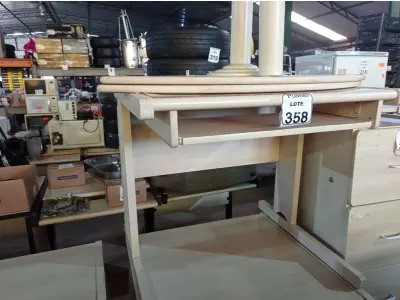 LOTE 358 - 01 MESA EM MADEIRA PARA COMPUTADOR E 01 MESA EM MADEIRA DE CANTO. (NO ESTADO) ATENÇÃO! FAZER A VISITAÇÃO ANTES DE ARREMATAR, NÃO SABEMOS SE FUNCIONA. LEILÃO NÃO TEM GARANTIA E NEM DEVOLUÇÃO, SUJEITO A POSSÍVEIS AVARIAS VISÍVEIS/OCULTAS E/OU AUSÊNCIA DE COMPONENTES.