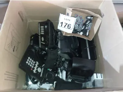 LOTE 176 - 01 CAIXA COM ELETRÔNICOS DIVERSOS E ÓCULOS 3D SONY. (NO ESTADO) ATENÇÃO! FAZER A VISITAÇÃO ANTES DE ARREMATAR, NÃO SABEMOS SE FUNCIONA. LEILÃO NÃO TEM GARANTIA E NEM DEVOLUÇÃO, SUJEITO A POSSÍVEIS AVARIAS VISÍVEIS/OCULTAS E/OU AUSÊNCIA DE COMPONENTES.