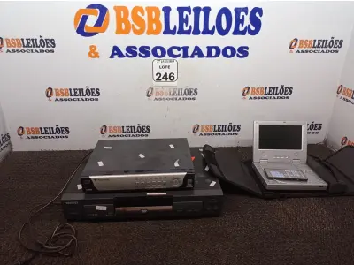 LOTE 246 - 01 DVD TOSHIBA, 01 DVD PORTÁTIL E 01 DVR 8 CANAIS. (NO ESTADO) ATENÇÃO! FAZER A VISITAÇÃO ANTES DE ARREMATAR, NÃO SABEMOS SE FUNCIONA. LEILÃO NÃO TEM GARANTIA E NEM DEVOLUÇÃO, SUJEITO A POSSÍVEIS AVARIAS VISÍVEIS/OCULTAS E/OU AUSÊNCIA DE COMPONENTES.