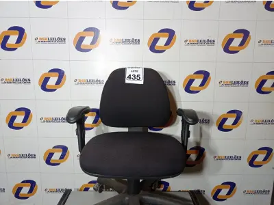 LOTE 435 - 01 CADEIRA DE ESCRITÓRIO GIRATÓRIA. (NO ESTADO) ATENÇÃO! FAZER A VISITAÇÃO ANTES DE ARREMATAR, NÃO SABEMOS SE FUNCIONA. LEILÃO NÃO TEM GARANTIA E NEM DEVOLUÇÃO, SUJEITO A POSSÍVEIS AVARIAS VISÍVEIS/OCULTAS E/OU AUSÊNCIA DE COMPONENTES.