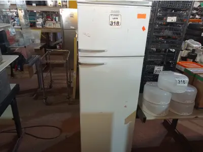 LOTE 318 - 01 GELADEIRA MARCA DACO 220V. (NO ESTADO) ATENÇÃO! FAZER A VISITAÇÃO ANTES DE ARREMATAR, NÃO SABEMOS SE FUNCIONA. LEILÃO NÃO TEM GARANTIA E NEM DEVOLUÇÃO, SUJEITO A POSSÍVEIS AVARIAS VISÍVEIS/OCULTAS E/OU AUSÊNCIA DE COMPONENTES.
