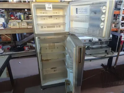 LOTE 166 - 01 GELADEIRA MARCA MABE 220V. (NO ESTADO) ATENÇÃO! FAZER A VISITAÇÃO ANTES DE ARREMATAR, NÃO SABEMOS SE FUNCIONA. LEILÃO NÃO TEM GARANTIA E NEM DEVOLUÇÃO, SUJEITO A POSSÍVEIS AVARIAS VISÍVEIS/OCULTAS E/OU AUSÊNCIA DE COMPONENTES.