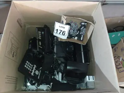 LOTE 176 - 01 CAIXA COM ELETRÔNICOS DIVERSOS E ÓCULOS 3D SONY. (NO ESTADO) ATENÇÃO! FAZER A VISITAÇÃO ANTES DE ARREMATAR, NÃO SABEMOS SE FUNCIONA. LEILÃO NÃO TEM GARANTIA E NEM DEVOLUÇÃO, SUJEITO A POSSÍVEIS AVARIAS VISÍVEIS/OCULTAS E/OU AUSÊNCIA DE COMPONENTES.