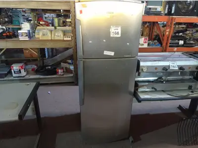 LOTE 166 - 01 GELADEIRA MARCA MABE 220V. (NO ESTADO) ATENÇÃO! FAZER A VISITAÇÃO ANTES DE ARREMATAR, NÃO SABEMOS SE FUNCIONA. LEILÃO NÃO TEM GARANTIA E NEM DEVOLUÇÃO, SUJEITO A POSSÍVEIS AVARIAS VISÍVEIS/OCULTAS E/OU AUSÊNCIA DE COMPONENTES.