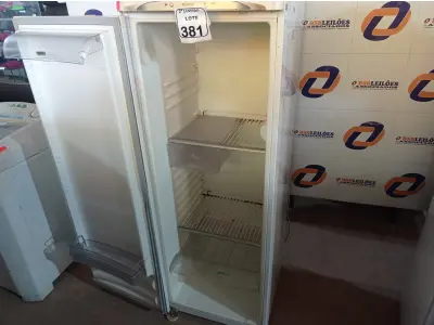 LOTE 381 - 01 GELADEIRA MARCA BOSCH 220V. (NO ESTADO) ATENÇÃO! FAZER A VISITAÇÃO ANTES DE ARREMATAR, NÃO SABEMOS SE FUNCIONA. LEILÃO NÃO TEM GARANTIA E NEM DEVOLUÇÃO, SUJEITO A POSSÍVEIS AVARIAS VISÍVEIS/OCULTAS E/OU AUSÊNCIA DE COMPONENTES.
