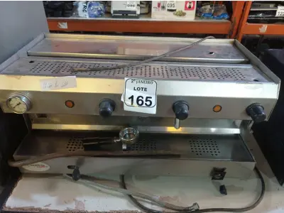 LOTE 165 - 01 MÁQUINA DE CAFÉ EXPRESSO EM INOX INDUSTRIAL. (NO ESTADO) ATENÇÃO! FAZER A VISITAÇÃO ANTES DE ARREMATAR, NÃO SABEMOS SE FUNCIONA. LEILÃO NÃO TEM GARANTIA E NEM DEVOLUÇÃO, SUJEITO A POSSÍVEIS AVARIAS VISÍVEIS/OCULTAS E/OU AUSÊNCIA DE COMPONENTES.