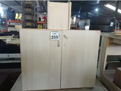 LOTE 355 - 01 ARMÁRIO PARA ESCRITÓRIO EM MADEIRA 02 PORTAS. (NO ESTADO) ATENÇÃO! FAZER A VISITAÇÃO ANTES DE ARREMATAR, NÃO SABEMOS SE FUNCIONA. LEILÃO NÃO TEM GARANTIA E NEM DEVOLUÇÃO, SUJEITO A POSSÍVEIS AVARIAS VISÍVEIS/OCULTAS E/OU AUSÊNCIA DE COMPONENTES.