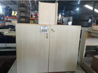 LOTE 355 - 01 ARMÁRIO PARA ESCRITÓRIO EM MADEIRA 02 PORTAS. (NO ESTADO) ATENÇÃO! FAZER A VISITAÇÃO ANTES DE ARREMATAR, NÃO SABEMOS SE FUNCIONA. LEILÃO NÃO TEM GARANTIA E NEM DEVOLUÇÃO, SUJEITO A POSSÍVEIS AVARIAS VISÍVEIS/OCULTAS E/OU AUSÊNCIA DE COMPONENTES.