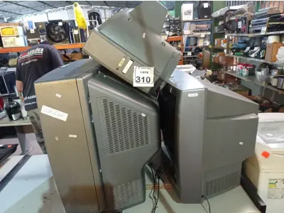 LOTE 310 - 03 TV’S DE TUBO ANTIGAS MARCAS E MODELOS DIVERSOS. (NO ESTADO) ATENÇÃO! FAZER A VISITAÇÃO ANTES DE ARREMATAR, NÃO SABEMOS SE FUNCIONA. LEILÃO NÃO TEM GARANTIA E NEM DEVOLUÇÃO, SUJEITO A POSSÍVEIS AVARIAS VISÍVEIS/OCULTAS E/OU AUSÊNCIA DE COMPONENTES.