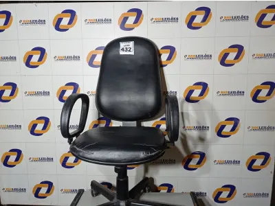 LOTE 432 - 01 CADEIRA DE ESCRITÓRIO COM ESPALDAR ALTO. (NO ESTADO) ATENÇÃO! FAZER A VISITAÇÃO ANTES DE ARREMATAR, NÃO SABEMOS SE FUNCIONA. LEILÃO NÃO TEM GARANTIA E NEM DEVOLUÇÃO, SUJEITO A POSSÍVEIS AVARIAS VISÍVEIS/OCULTAS E/OU AUSÊNCIA DE COMPONENTES.