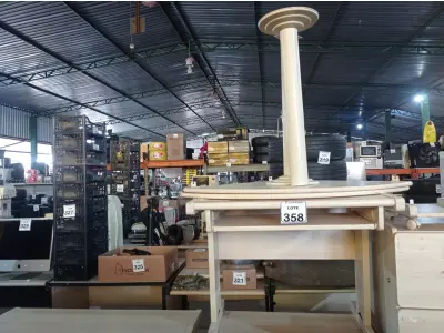 LOTE 358 - 01 MESA EM MADEIRA PARA COMPUTADOR E 01 MESA EM MADEIRA DE CANTO. (NO ESTADO) ATENÇÃO! FAZER A VISITAÇÃO ANTES DE ARREMATAR, NÃO SABEMOS SE FUNCIONA. LEILÃO NÃO TEM GARANTIA E NEM DEVOLUÇÃO, SUJEITO A POSSÍVEIS AVARIAS VISÍVEIS/OCULTAS E/OU AUSÊNCIA DE COMPONENTES.