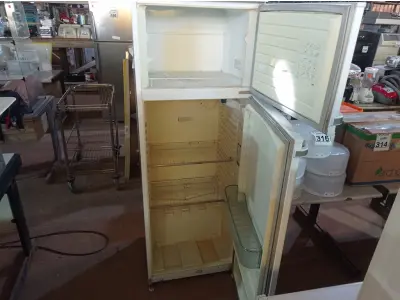 LOTE 318 - 01 GELADEIRA MARCA DACO 220V. (NO ESTADO) ATENÇÃO! FAZER A VISITAÇÃO ANTES DE ARREMATAR, NÃO SABEMOS SE FUNCIONA. LEILÃO NÃO TEM GARANTIA E NEM DEVOLUÇÃO, SUJEITO A POSSÍVEIS AVARIAS VISÍVEIS/OCULTAS E/OU AUSÊNCIA DE COMPONENTES.
