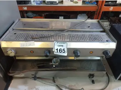 LOTE 165 - 01 MÁQUINA DE CAFÉ EXPRESSO EM INOX INDUSTRIAL. (NO ESTADO) ATENÇÃO! FAZER A VISITAÇÃO ANTES DE ARREMATAR, NÃO SABEMOS SE FUNCIONA. LEILÃO NÃO TEM GARANTIA E NEM DEVOLUÇÃO, SUJEITO A POSSÍVEIS AVARIAS VISÍVEIS/OCULTAS E/OU AUSÊNCIA DE COMPONENTES.