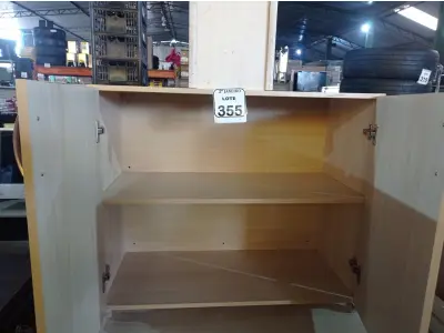 LOTE 355 - 01 ARMÁRIO PARA ESCRITÓRIO EM MADEIRA 02 PORTAS. (NO ESTADO) ATENÇÃO! FAZER A VISITAÇÃO ANTES DE ARREMATAR, NÃO SABEMOS SE FUNCIONA. LEILÃO NÃO TEM GARANTIA E NEM DEVOLUÇÃO, SUJEITO A POSSÍVEIS AVARIAS VISÍVEIS/OCULTAS E/OU AUSÊNCIA DE COMPONENTES.