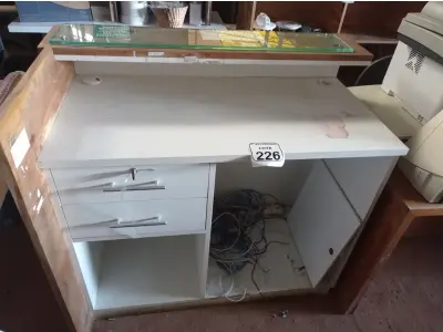 LOTE 226 - 01 BALCÃO CAIXA EM MADEIRA. (NO ESTADO) ATENÇÃO! FAZER A VISITAÇÃO ANTES DE ARREMATAR, NÃO SABEMOS SE FUNCIONA. LEILÃO NÃO TEM GARANTIA E NEM DEVOLUÇÃO, SUJEITO A POSSÍVEIS AVARIAS VISÍVEIS/OCULTAS E/OU AUSÊNCIA DE COMPONENTES.