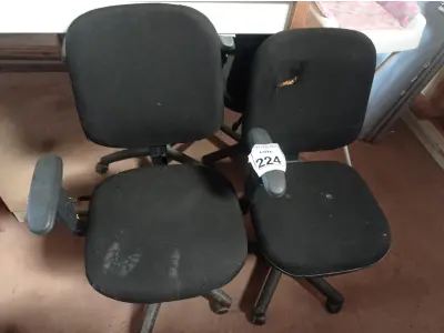 LOTE 224 - 02 CADEIRAS GIRATÓRIAS PARA ESCRITÓRIO. (NO ESTADO) ATENÇÃO! FAZER A VISITAÇÃO ANTES DE ARREMATAR, NÃO SABEMOS SE FUNCIONA. LEILÃO NÃO TEM GARANTIA E NEM DEVOLUÇÃO, SUJEITO A POSSÍVEIS AVARIAS VISÍVEIS/OCULTAS E/OU AUSÊNCIA DE COMPONENTES.