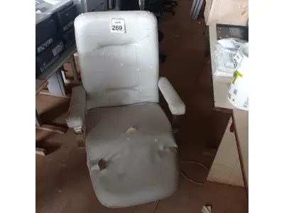 LOTE 269 - 01 POLTRONA. (NO ESTADO) ATENÇÃO! FAZER A VISITAÇÃO ANTES DE ARREMATAR, NÃO SABEMOS SE FUNCIONA. LEILÃO NÃO TEM GARANTIA E NEM DEVOLUÇÃO, SUJEITO A POSSÍVEIS AVARIAS VISÍVEIS/OCULTAS E/OU AUSÊNCIA DE COMPONENTES.