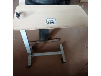 LOTE 266 - 01 MESA DE REFEIÇÃO PARA CAMA HOSPITALAR. (NO ESTADO) ATENÇÃO! FAZER A VISITAÇÃO ANTES DE ARREMATAR, NÃO SABEMOS SE FUNCIONA. LEILÃO NÃO TEM GARANTIA E NEM DEVOLUÇÃO, SUJEITO A POSSÍVEIS AVARIAS VISÍVEIS/OCULTAS E/OU AUSÊNCIA DE COMPONENTES.