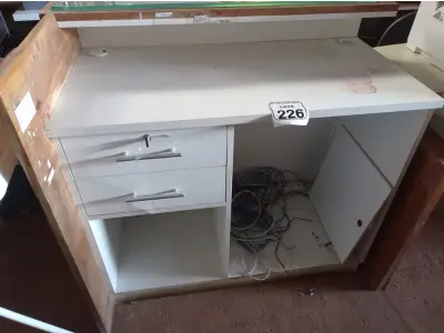 LOTE 226 - 01 BALCÃO CAIXA EM MADEIRA. (NO ESTADO) ATENÇÃO! FAZER A VISITAÇÃO ANTES DE ARREMATAR, NÃO SABEMOS SE FUNCIONA. LEILÃO NÃO TEM GARANTIA E NEM DEVOLUÇÃO, SUJEITO A POSSÍVEIS AVARIAS VISÍVEIS/OCULTAS E/OU AUSÊNCIA DE COMPONENTES.