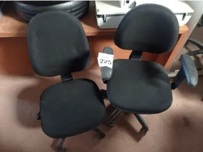 LOTE 225 - 02 CADEIRAS GIRATÓRIAS PARA ESCRITÓRIO. (NO ESTADO) ATENÇÃO! FAZER A VISITAÇÃO ANTES DE ARREMATAR, NÃO SABEMOS SE FUNCIONA. LEILÃO NÃO TEM GARANTIA E NEM DEVOLUÇÃO, SUJEITO A POSSÍVEIS AVARIAS VISÍVEIS/OCULTAS E/OU AUSÊNCIA DE COMPONENTES.
