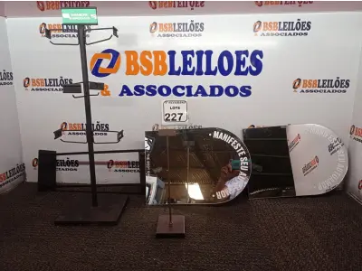 LOTE 227 - 02 ESPELHOS E 01 MOSTRUÁRIO. (NO ESTADO) ATENÇÃO! FAZER A VISITAÇÃO ANTES DE ARREMATAR, NÃO SABEMOS SE FUNCIONA. LEILÃO NÃO TEM GARANTIA E NEM DEVOLUÇÃO, SUJEITO A POSSÍVEIS AVARIAS VISÍVEIS/OCULTAS E/OU AUSÊNCIA DE COMPONENTES.