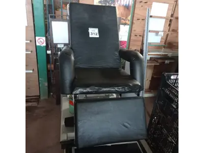 LOTE 312 - 01 POLTRONA RECLINÁVEL. (NO ESTADO) ATENÇÃO! FAZER A VISITAÇÃO ANTES DE ARREMATAR, NÃO SABEMOS SE FUNCIONA. LEILÃO NÃO TEM GARANTIA E NEM DEVOLUÇÃO, SUJEITO A POSSÍVEIS AVARIAS VISÍVEIS/OCULTAS E/OU AUSÊNCIA DE COMPONENTES.