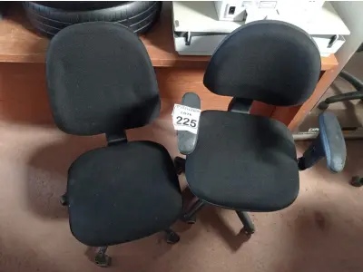LOTE 225 - 02 CADEIRAS GIRATÓRIAS PARA ESCRITÓRIO. (NO ESTADO) ATENÇÃO! FAZER A VISITAÇÃO ANTES DE ARREMATAR, NÃO SABEMOS SE FUNCIONA. LEILÃO NÃO TEM GARANTIA E NEM DEVOLUÇÃO, SUJEITO A POSSÍVEIS AVARIAS VISÍVEIS/OCULTAS E/OU AUSÊNCIA DE COMPONENTES.