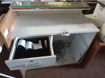 LOTE 226 - 01 BALCÃO CAIXA EM MADEIRA. (NO ESTADO) ATENÇÃO! FAZER A VISITAÇÃO ANTES DE ARREMATAR, NÃO SABEMOS SE FUNCIONA. LEILÃO NÃO TEM GARANTIA E NEM DEVOLUÇÃO, SUJEITO A POSSÍVEIS AVARIAS VISÍVEIS/OCULTAS E/OU AUSÊNCIA DE COMPONENTES.
