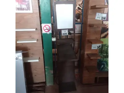 LOTE 308 - 01 EXPOSITOR EM MADEIRA. (NO ESTADO) ATENÇÃO! FAZER A VISITAÇÃO ANTES DE ARREMATAR, NÃO SABEMOS SE FUNCIONA. LEILÃO NÃO TEM GARANTIA E NEM DEVOLUÇÃO, SUJEITO A POSSÍVEIS AVARIAS VISÍVEIS/OCULTAS E/OU AUSÊNCIA DE COMPONENTES.