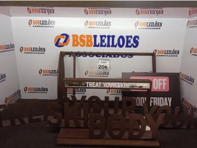 LOTE 206 - 02 MOSTRUÁRIOS PARA MESA E 04 ENFEITES DE LETRAS. (NO ESTADO) ATENÇÃO! FAZER A VISITAÇÃO ANTES DE ARREMATAR, NÃO SABEMOS SE FUNCIONA. LEILÃO NÃO TEM GARANTIA E NEM DEVOLUÇÃO, SUJEITO A POSSÍVEIS AVARIAS VISÍVEIS/OCULTAS E/OU AUSÊNCIA DE COMPONENTES.