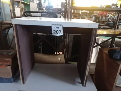 LOTE 207 - 01 MESA PEQUENA. (NO ESTADO) ATENÇÃO! FAZER A VISITAÇÃO ANTES DE ARREMATAR, NÃO SABEMOS SE FUNCIONA. LEILÃO NÃO TEM GARANTIA E NEM DEVOLUÇÃO, SUJEITO A POSSÍVEIS AVARIAS VISÍVEIS/OCULTAS E/OU AUSÊNCIA DE COMPONENTES.