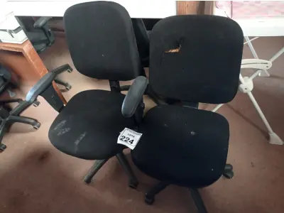 LOTE 224 - 02 CADEIRAS GIRATÓRIAS PARA ESCRITÓRIO. (NO ESTADO) ATENÇÃO! FAZER A VISITAÇÃO ANTES DE ARREMATAR, NÃO SABEMOS SE FUNCIONA. LEILÃO NÃO TEM GARANTIA E NEM DEVOLUÇÃO, SUJEITO A POSSÍVEIS AVARIAS VISÍVEIS/OCULTAS E/OU AUSÊNCIA DE COMPONENTES.