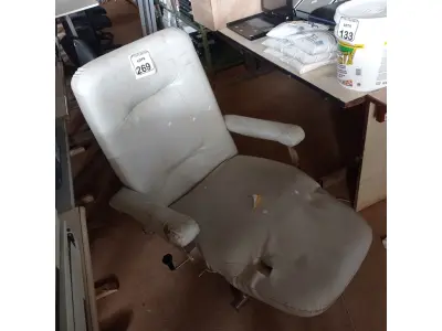 LOTE 269 - 01 POLTRONA. (NO ESTADO) ATENÇÃO! FAZER A VISITAÇÃO ANTES DE ARREMATAR, NÃO SABEMOS SE FUNCIONA. LEILÃO NÃO TEM GARANTIA E NEM DEVOLUÇÃO, SUJEITO A POSSÍVEIS AVARIAS VISÍVEIS/OCULTAS E/OU AUSÊNCIA DE COMPONENTES.