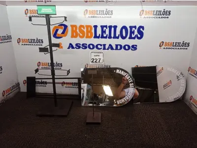 LOTE 227 - 02 ESPELHOS E 01 MOSTRUÁRIO. (NO ESTADO) ATENÇÃO! FAZER A VISITAÇÃO ANTES DE ARREMATAR, NÃO SABEMOS SE FUNCIONA. LEILÃO NÃO TEM GARANTIA E NEM DEVOLUÇÃO, SUJEITO A POSSÍVEIS AVARIAS VISÍVEIS/OCULTAS E/OU AUSÊNCIA DE COMPONENTES.