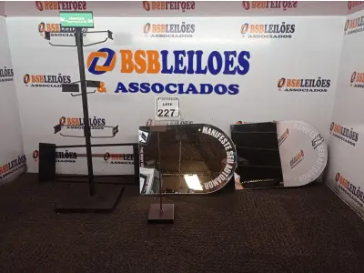 LOTE 227 - 02 ESPELHOS E 01 MOSTRUÁRIO. (NO ESTADO) ATENÇÃO! FAZER A VISITAÇÃO ANTES DE ARREMATAR, NÃO SABEMOS SE FUNCIONA. LEILÃO NÃO TEM GARANTIA E NEM DEVOLUÇÃO, SUJEITO A POSSÍVEIS AVARIAS VISÍVEIS/OCULTAS E/OU AUSÊNCIA DE COMPONENTES.
