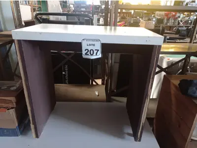 LOTE 207 - 01 MESA PEQUENA. (NO ESTADO) ATENÇÃO! FAZER A VISITAÇÃO ANTES DE ARREMATAR, NÃO SABEMOS SE FUNCIONA. LEILÃO NÃO TEM GARANTIA E NEM DEVOLUÇÃO, SUJEITO A POSSÍVEIS AVARIAS VISÍVEIS/OCULTAS E/OU AUSÊNCIA DE COMPONENTES.