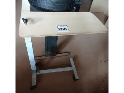 LOTE 266 - 01 MESA DE REFEIÇÃO PARA CAMA HOSPITALAR. (NO ESTADO) ATENÇÃO! FAZER A VISITAÇÃO ANTES DE ARREMATAR, NÃO SABEMOS SE FUNCIONA. LEILÃO NÃO TEM GARANTIA E NEM DEVOLUÇÃO, SUJEITO A POSSÍVEIS AVARIAS VISÍVEIS/OCULTAS E/OU AUSÊNCIA DE COMPONENTES.