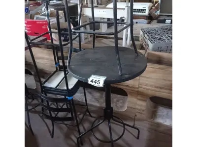 LOTE 445 - 01 MESA BISTRÔ REDONDA COM 4 BANQUETAS ALTA. (NO ESTADO) ATENÇÃO! FAZER A VISITAÇÃO ANTES DE ARREMATAR, NÃO SABEMOS SE FUNCIONA. LEILÃO NÃO TEM GARANTIA E NEM DEVOLUÇÃO, SUJEITO A POSSÍVEIS AVARIAS VISÍVEIS/OCULTAS E/OU AUSÊNCIA DE COMPONENTES.