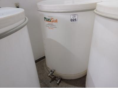 LOTE 025 - 01 FERMENTADORA DE 1MIL LITROS PP PLASUL COM TORNEIRA DE INOX. (NO ESTADO) ATENÇÃO! FAZER A VISITAÇÃO ANTES DE ARREMATAR, NÃO SABEMOS SE FUNCIONA. LEILÃO NÃO TEM GARANTIA E NEM DEVOLUÇÃO, SUJEITO A POSSÍVEIS AVARIAS VISÍVEIS/OCULTAS E/OU AUSÊNCIA DE COMPONENTES.