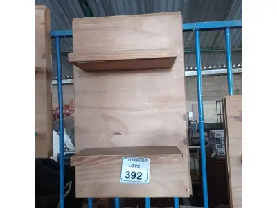 LOTE 392 - 01 PAINEL EM MADEIRA COM 2 PRATELEIRAS.  (NO ESTADO) ATENÇÃO! FAZER A VISITAÇÃO ANTES DE ARREMATAR, NÃO SABEMOS SE FUNCIONA. LEILÃO NÃO TEM GARANTIA E NEM DEVOLUÇÃO, SUJEITO A POSSÍVEIS AVARIAS VISÍVEIS/OCULTAS E/OU AUSÊNCIA DE COMPONENTES.