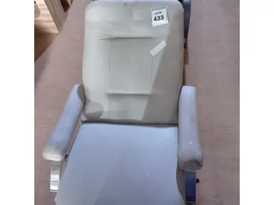 LOTE 433 - 01 POLTRONA. (NO ESTADO) ATENÇÃO! FAZER A VISITAÇÃO ANTES DE ARREMATAR, NÃO SABEMOS SE FUNCIONA. LEILÃO NÃO TEM GARANTIA E NEM DEVOLUÇÃO, SUJEITO A POSSÍVEIS AVARIAS VISÍVEIS/OCULTAS E/OU AUSÊNCIA DE COMPONENTES.